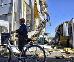 Odesa, Ukrajina, 10.05.2022. - Stanje nakon razaranja ruskim raketnim napadom u Odesi, noću s 9. na 10. svibnja. Uslijed granatiranja i vatre uništeni su trgovački centar i trgovina mješovitom robom. Jedna osoba je poginula, a pet je ozlijeđeno. Ruski napad na Ukrajinu se nastavlja. foto HINA/ (amb) PAP/ Alena Solomonova/ ml