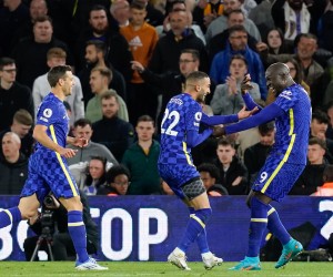 epa09941022 Romelu Lukaku (R) of Chelsea celebrates with teammates after scoring the 3-0 lead during the English Premier League soccer match between Leeds United and Chelsea FC in Leeds, Britain, 11 May 2022.  EPA/ANDREW YATES EDITORIAL USE ONLY. No use with unauthorized audio, video, data, fixture lists, club/league logos or 'live' services. Online in-match use limited to 120 images, no video emulation. No use in betting, games or single club/league/player publications