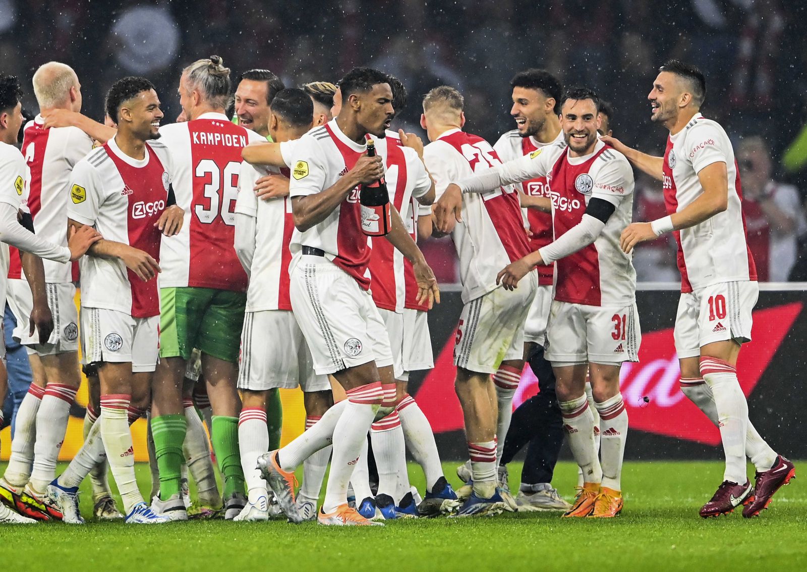 epa09941106 Ajax players celebrate after winning the 36th Dutch championship title following the Dutch Eredivisie soccer match between Ajax Amsterdam and SC Heerenveen in Amsterdam, Netherlands, 11 May 2022.  EPA/OLAF KRAAK