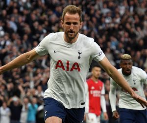 epa09943073 Harry Kane (L) of Tottenham celebrates after scoring the 1-0 lead from the penalty spot during the English Premier League soccer match between Tottenham Hotspur and Arsenal FC in London, Britain, 12 May 2022.  EPA/ANDY RAIN EDITORIAL USE ONLY. No use with unauthorized audio, video, data, fixture lists, club/league logos or 'live' services. Online in-match use limited to 120 images, no video emulation. No use in betting, games or single club/league/player publications