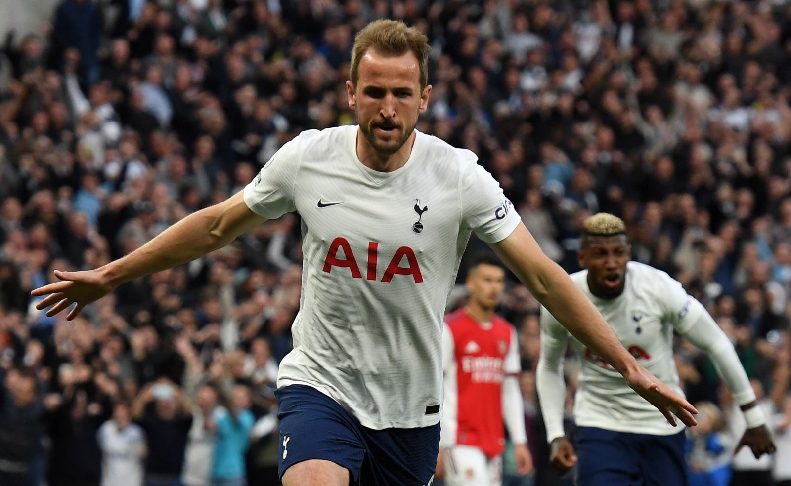 epa09943073 Harry Kane (L) of Tottenham celebrates after scoring the 1-0 lead from the penalty spot during the English Premier League soccer match between Tottenham Hotspur and Arsenal FC in London, Britain, 12 May 2022.  EPA/ANDY RAIN EDITORIAL USE ONLY. No use with unauthorized audio, video, data, fixture lists, club/league logos or 'live' services. Online in-match use limited to 120 images, no video emulation. No use in betting, games or single club/league/player publications