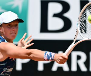 epa09946300 Iga Swiatek of Poland in action during her women's singles semifinal match against Aryna Sabalenka of Belarus at the Italian Open tennis tournament in Rome, Italy, 14 May 2022.  EPA/ETTORE FERRARI