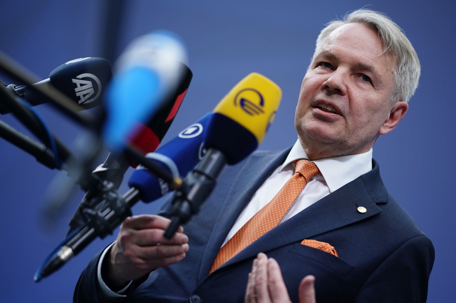 epa09946889 Finland‘s Foreign Minister Pekka Haavisto talks to media as he arrives for a NATO Foreign Ministers Meeting in Berlin, Germany, 14 May 2022. NATO's Ministers of Foreign Affairs meet from 14 to 15 May 2022 in Berlin.  EPA/CLEMENS BILAN