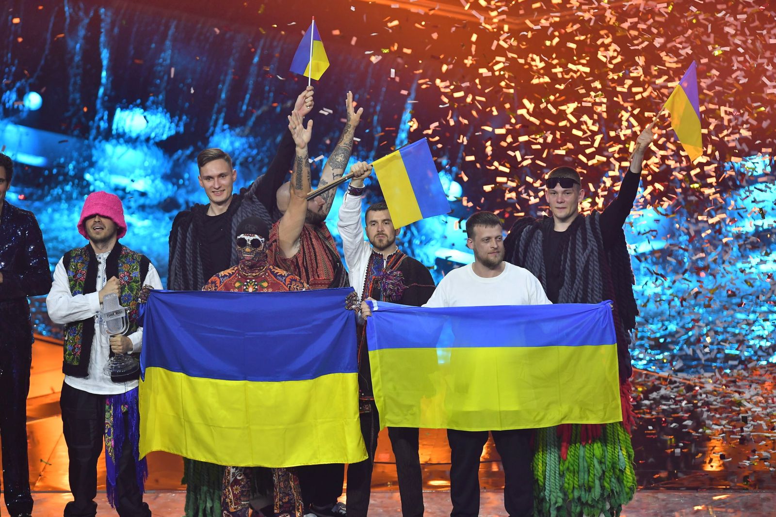 epa09947781 Kalush Orchestra from Ukraine celebrates onstage after winning the 66th annual Eurovision Song Contest (ESC 2022) in Turin, Italy, 14 May 2022.  EPA/ALESSANDRO DI MARCO