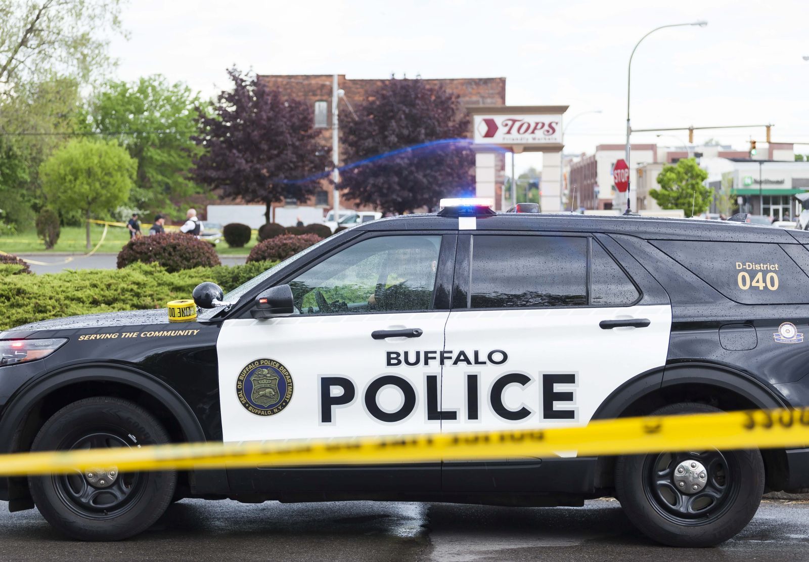 epa09947827 Police officers on the scene of a mass shooting at the Tops Friendly Market grocery store in Buffalo, New York, USA, 14 May 2022. A gunman, who has been taken into custody by police, reportedly opened fire at the market killing as many as 10 people.  EPA/BRANDON WATSON