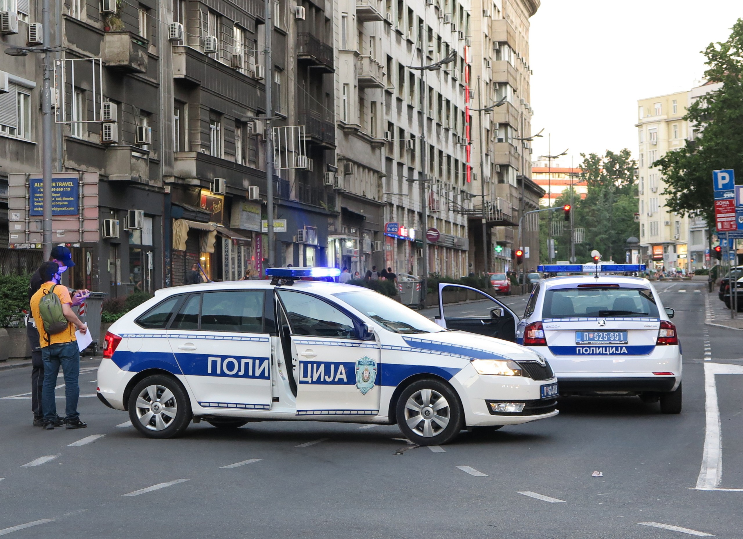 Beograd, 16.05.2022. - Poslovna zgrada "Beograđanka" u središtu srbijanske prijestolnice evakuirana je u ponedjeljak zbog dojave o podmetnutoj bombi nakon što su od ranog jutra i u najmanje 97 beogradskih osnovnih i srednjih škola stigle iste dojave. Na fotografiji policija u Beogradu.
foto HINA/ Velimir Ilić/ ml