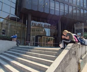 Beograd, 16.05.2022. - Poslovna zgrada "Beograđanka" u središtu srbijanske prijestolnice evakuirana je u ponedjeljak zbog dojave o podmetnutoj bombi nakon što su od ranog jutra i u najmanje 97 beogradskih osnovnih i srednjih škola stigle iste dojave. Na fotografiji Palata Beograd, zgrada.
foto HINA/ Velimir Ilić/ ml