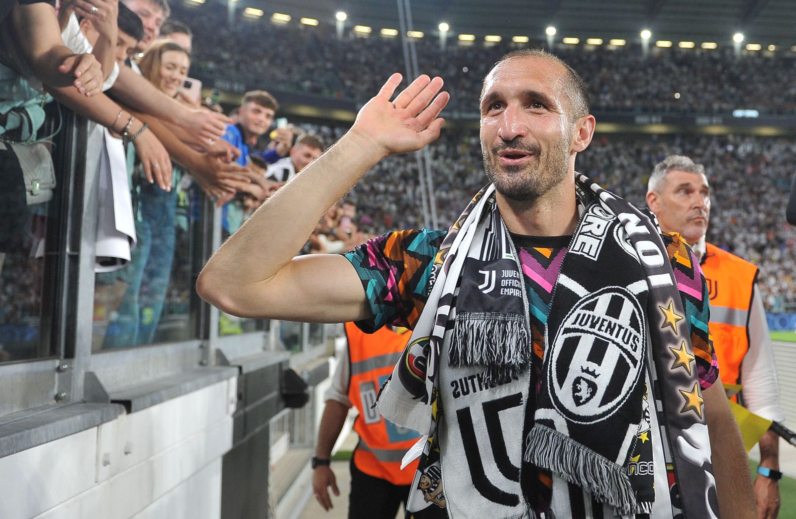 epa09951720 Juventus’ Giorgio Chiellini greets fans during the Italian Serie A soccer match Juventus FC vs SS Lazio at the Allianz Stadium in Turin, Italy, 16 May 2022.  EPA/ALESSANDRO DI MARCO