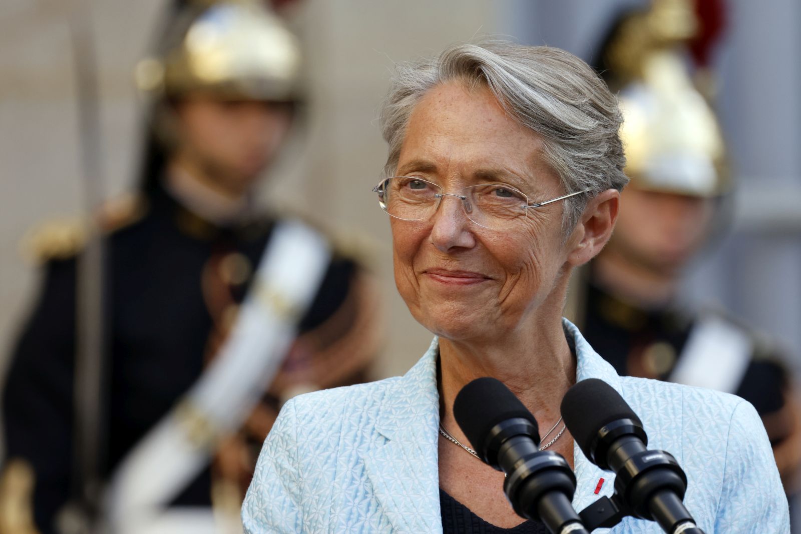 epa09952133 France's newly appointed Prime Minister Elisabeth Borne delivers a speech during a handover ceremony in the courtyard of the Hotel Matignon, French Prime ministers' official residence, in Paris, France, 16 May 2022 (issued 17 May 2022).  EPA/LUDOVIC MARIN / POOL  MAXPPP OUT