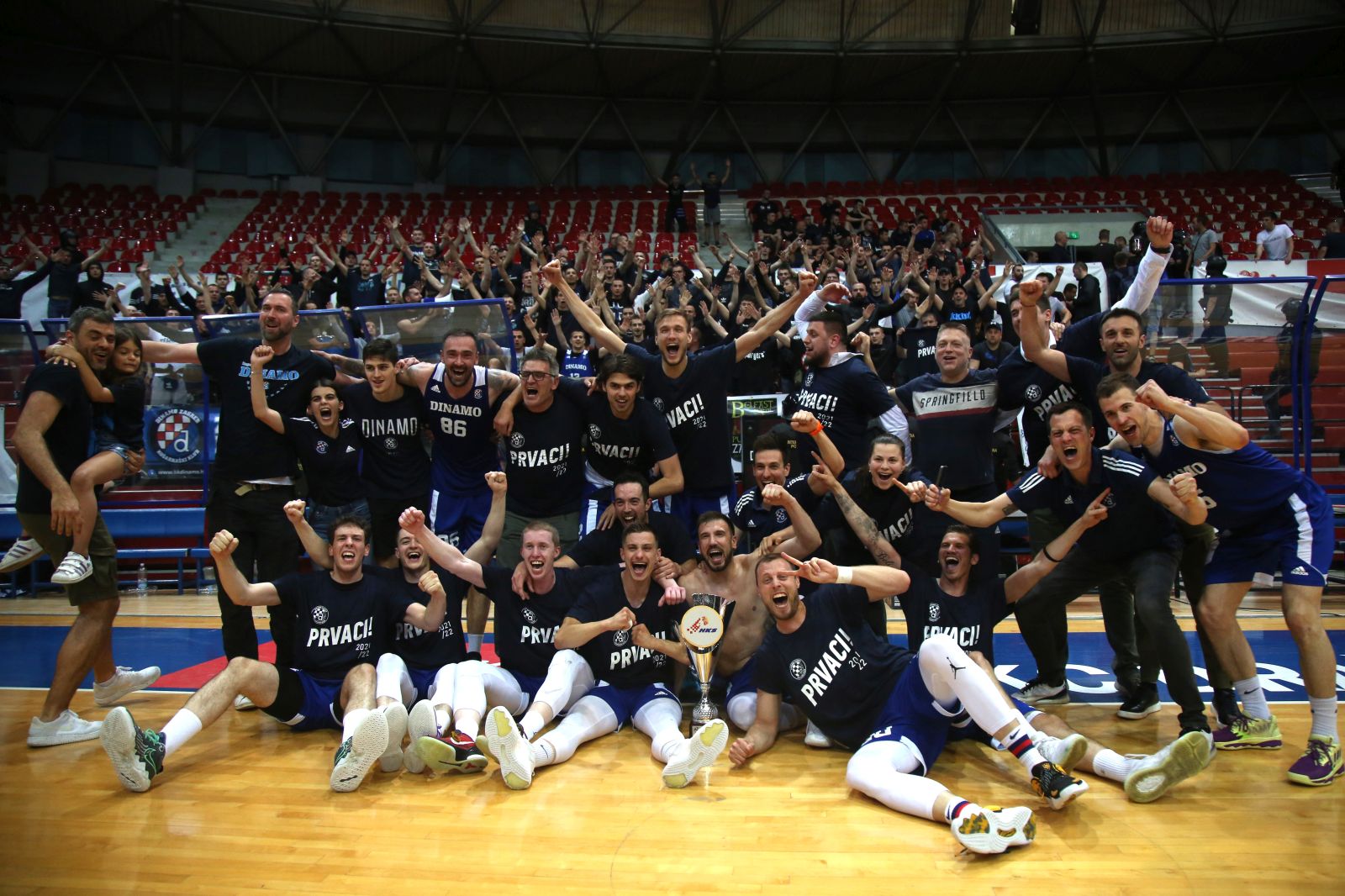 Zagreb, 17.5.2022.- Odlučujuća utakmica kvalifikacija za HT Premijer ligu košarkaša: KK Dinamo Zagreb - KK Bosco. Na fotografiji slavlje Dinama. foto HINA/ Daniel KASAP/ ml