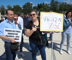 Zagreb, 18.05.2022 - Prosvjed vozača i ostalih radnika u javnom prijevozu ispred Ministarstva mora, prometa i infrastrukture kojim upozoravaju na rizik od prekida javne usluge županijskom prijevoza, propasti tvrtki i gašenja 7 tisuća radnih mijesta.
foto HINA/ Damir SENČAR/ ds