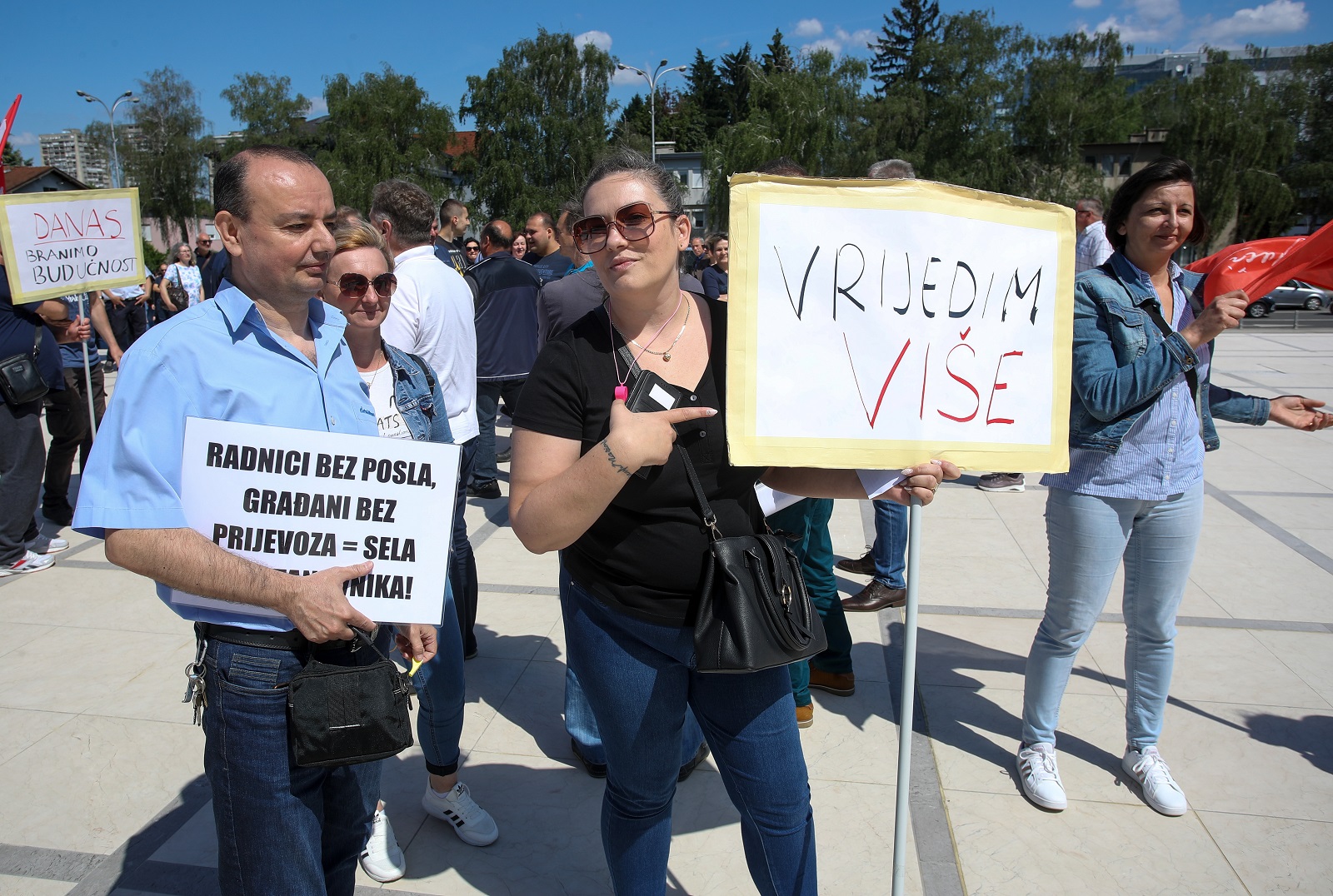 Zagreb, 18.05.2022 - Prosvjed vozača i ostalih radnika u javnom prijevozu ispred Ministarstva mora, prometa i infrastrukture kojim upozoravaju na rizik od prekida javne usluge županijskom prijevoza, propasti tvrtki i gašenja 7 tisuća radnih mijesta.
foto HINA/ Damir SENČAR/ ds