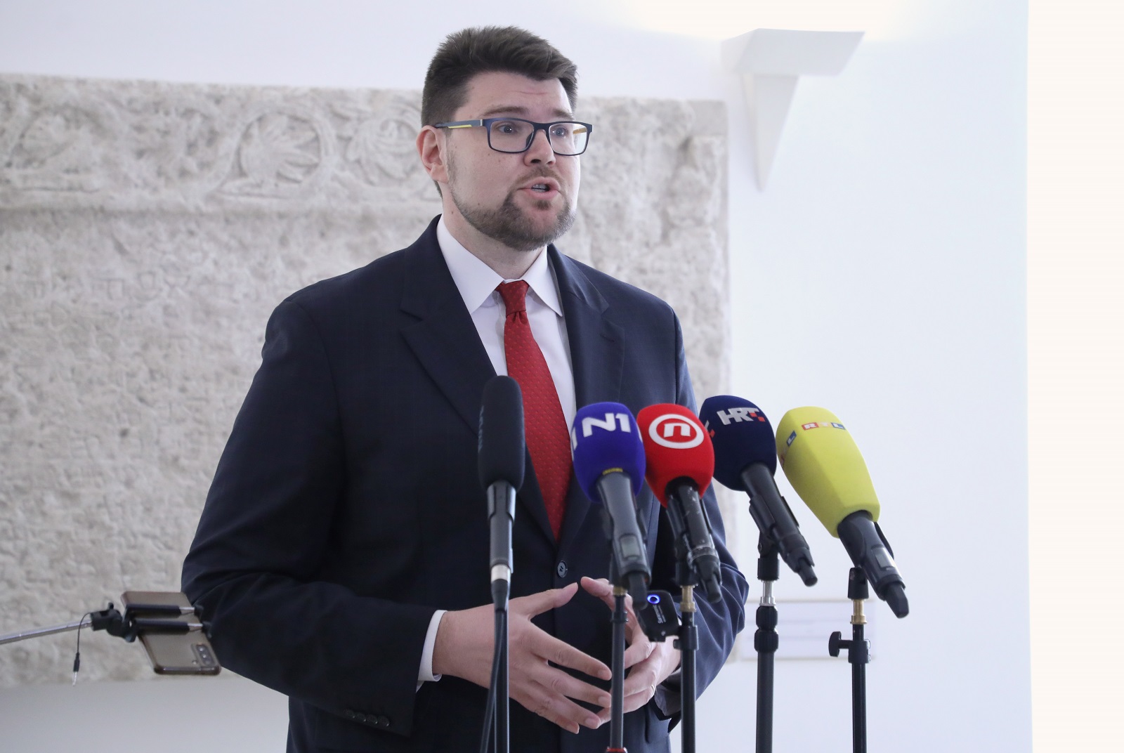 Zagreb, 18.05.2022. - Hrvatski sabor, izjava za medije Peđe Grbina o rebalansu, izjavama predsjednika MIlanovića. Na fotografiji Peđa Grbin.
foto HINA/ Admir BULJUBAŠIĆ/ abu