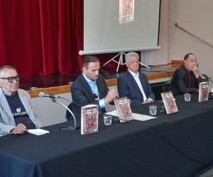 Pula, 18.5.2022.- Promocija knjige Istranin u vrtlogu pravosuða i politike, pulskog odvjetnika, biveg javnog tuioca Hrvatske i suca Vrhovnog suda Republike Hrvatske Rudolfa Franèule, odrana je u Zajednici Talijana Pula. Na slici Stanko krbec, Anto Nobilo, Rudolf Franèula i Aldo Radoloviæ. 
foto HINA/ Daniel SPONZA/ ua