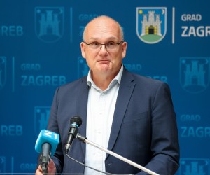 Zagreb, 19.05.2022 - Gradonačelnik grada Zagreba Tomislav Tomašević i veleposlanik Kraljevine Danske u RH Ole Frijs-Madsen otvorili su će u prostorijama Gradske uprave izložbu Green together i potpisali Pismo namjere kao potporu intenziviranja suradnje na polju zelene tranzicije. Izložba predstavlja teme održive energije, pametnih zelenih gradova pogodnih za život, vodne sigurnosti i cirkularne ekonomije, a moći će se razgledati do 26. svibnja. Posebna zanimljivost tog projekta su postamenti, točnije pedeset drvenih ploča na kojima će biti prikazani primjeri zelene tranzicije iz Danske i Hrvatske, a Zagreb će biti zastupljen sa sedam primjera projekata. Na slici Julije Tomac.
foto HINA/ Damir SENČAR/ ds