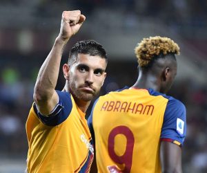 epa09961597 Roma’s Lorenzo Pellegrini jubilates after scoring the 3-0 lead during the Italian Serie A soccer match Torino FC vs AS Roma at Olimpico Grande Torino Stadium in Turin, Italy, 20 May 2022.  EPA/ALESSANDRO DI MARCO