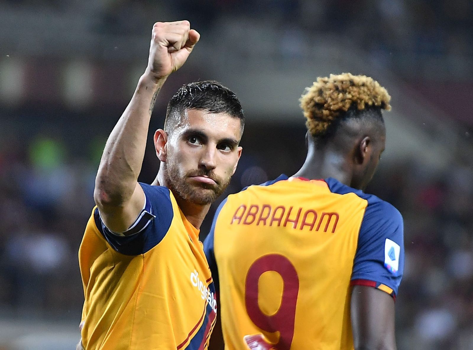 epa09961597 Roma’s Lorenzo Pellegrini jubilates after scoring the 3-0 lead during the Italian Serie A soccer match Torino FC vs AS Roma at Olimpico Grande Torino Stadium in Turin, Italy, 20 May 2022.  EPA/ALESSANDRO DI MARCO