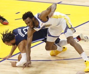 epa09961955 Dallas Mavericks guard Jalen Brunson (L), and Golden State Warriors forward Andrew Wiggins (R), go for a loose ball, during the first half of Game 2 of the NBA Western Conference Finals, between the Golden State Warriors and the Dallas Mavericks at Chase Center in San Francisco, California, USA, 20 May 2022.  EPA/JOHN G. MABANGLO  SHUTTERSTOCK OUT