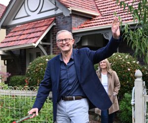epaselect epa09964919 Incoming prime minister Anthony Albanese (L) leaves his house with his partner Jodie Haydon (R) and his dog Toto in Marrickville,  Sydney, Australia, 22 May 2022. Anthony Albanese will become Australia's 31st prime minister and just the fourth person to lead Labor to government from opposition since World War II.  EPA/DEAN LEWINS AUSTRALIA AND NEW ZEALAND OUT