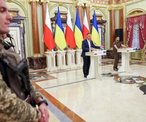 epa09966512 A handout photo made available by the Chancellery of the President of Poland shows Ukrainian President Volodymyr Zelensky (R) and Polish President Andrzej Duda (C) during a joint press conference in Kyiv, Ukraine, 22 May 2022. Andrzej Duda arrived in Ukraine to meet with top officials and express his support for Ukraine amid the Russian invasion.  EPA/JAKUB SZYMCZUK / KPRP / HANDOUT POLAND OUT HANDOUT EDITORIAL USE ONLY/NO SALES