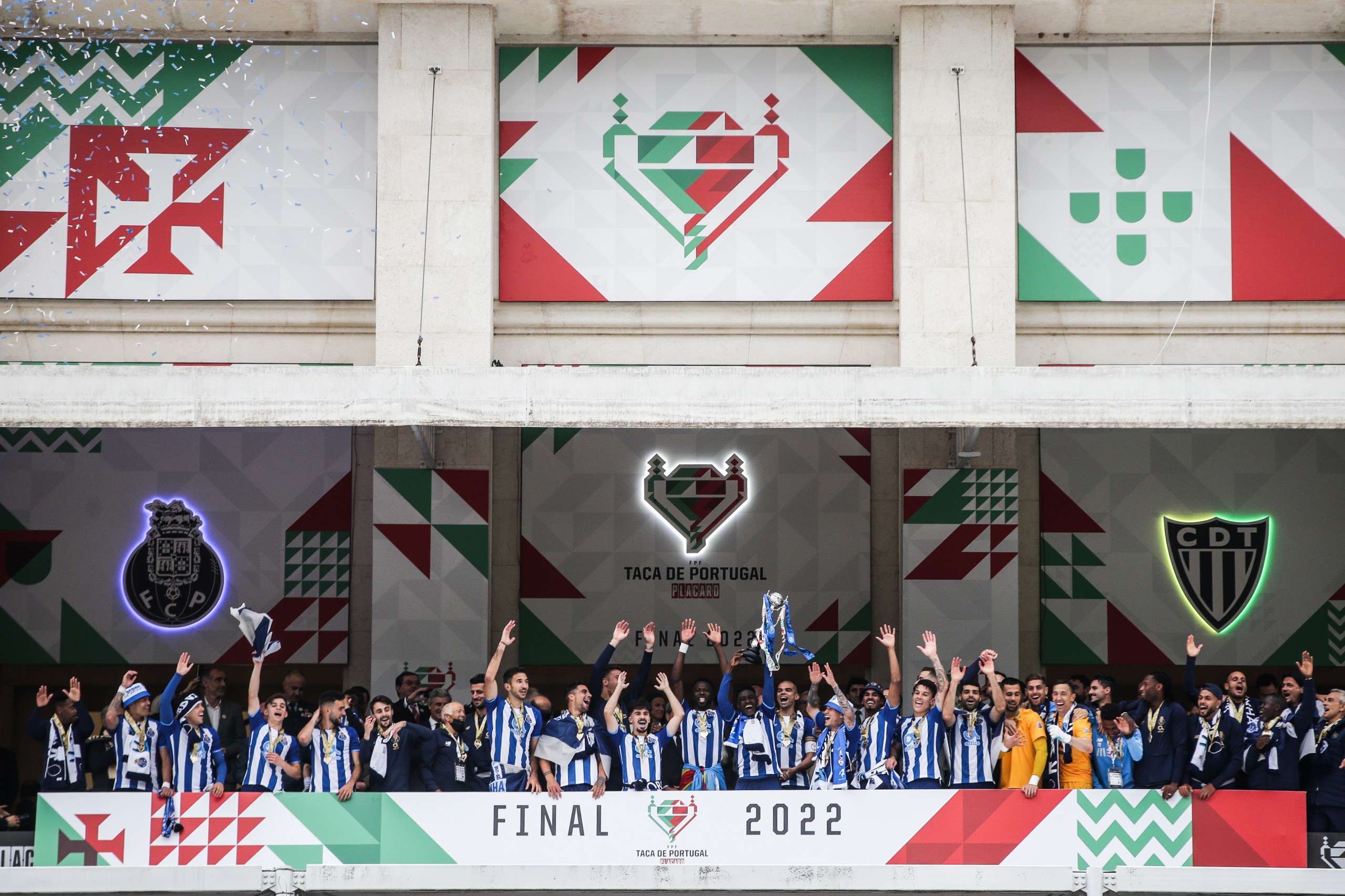 epa09967248 FC Porto's players celebrate with the trophy after winning the Portugal Cup final soccer match between FC Porto and CD Tondela at Jamor National stadium in Oeiras, outskirts of Lisbon, Portugal, 22 May 2022.  EPA/MARIO CRUZ