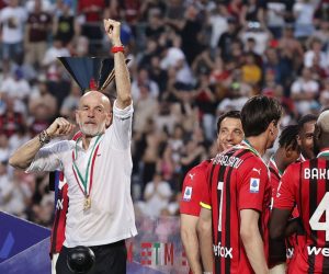 epa09967363 Milan's coach Stefano Pioli celebrates after winning the Italian Serie A championship's title after the Italian Serie A soccer match US Sassuolo vs AC Milan at Mapei Stadium in Reggio Emilia, Italy, 22 May 2022.  EPA/SERENA CAMPANINI