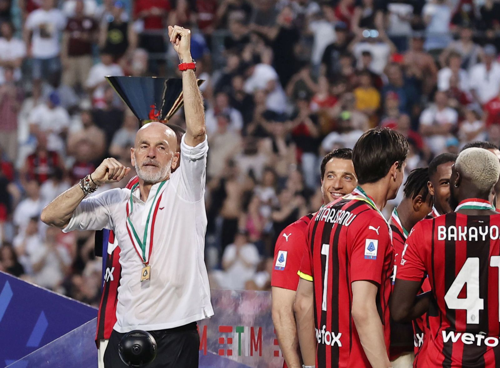 epa09967363 Milan's coach Stefano Pioli celebrates after winning the Italian Serie A championship's title after the Italian Serie A soccer match US Sassuolo vs AC Milan at Mapei Stadium in Reggio Emilia, Italy, 22 May 2022.  EPA/SERENA CAMPANINI