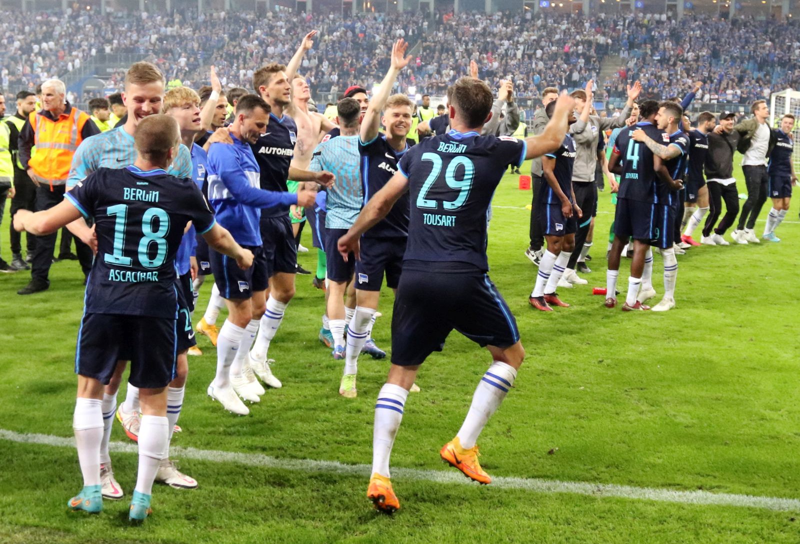 epa09970483 Berlin players celebrate after winning the German Bundesliga relegation playoff, second leg soccer match between Hamburger SV and Hertha BSC in Hamburg, Germany, 23 May 2022.  EPA/FOCKE STRANGMANN CONDITIONS - ATTENTION: The DFL regulations prohibit any use of photographs as image sequences and/or quasi-video.