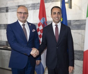 epa09971284 Croatian Foreign Minister Gordan Grlic-Radman and Italian Foreign Minister Luigi Di Maio shake hands during their meeting at the Farnesina government building on the occasion of the 'Italy-Croatia Committee of Ministers' event, in Rome, Italy, 24 May 2022.  EPA/MASSIMO PERCOSSI