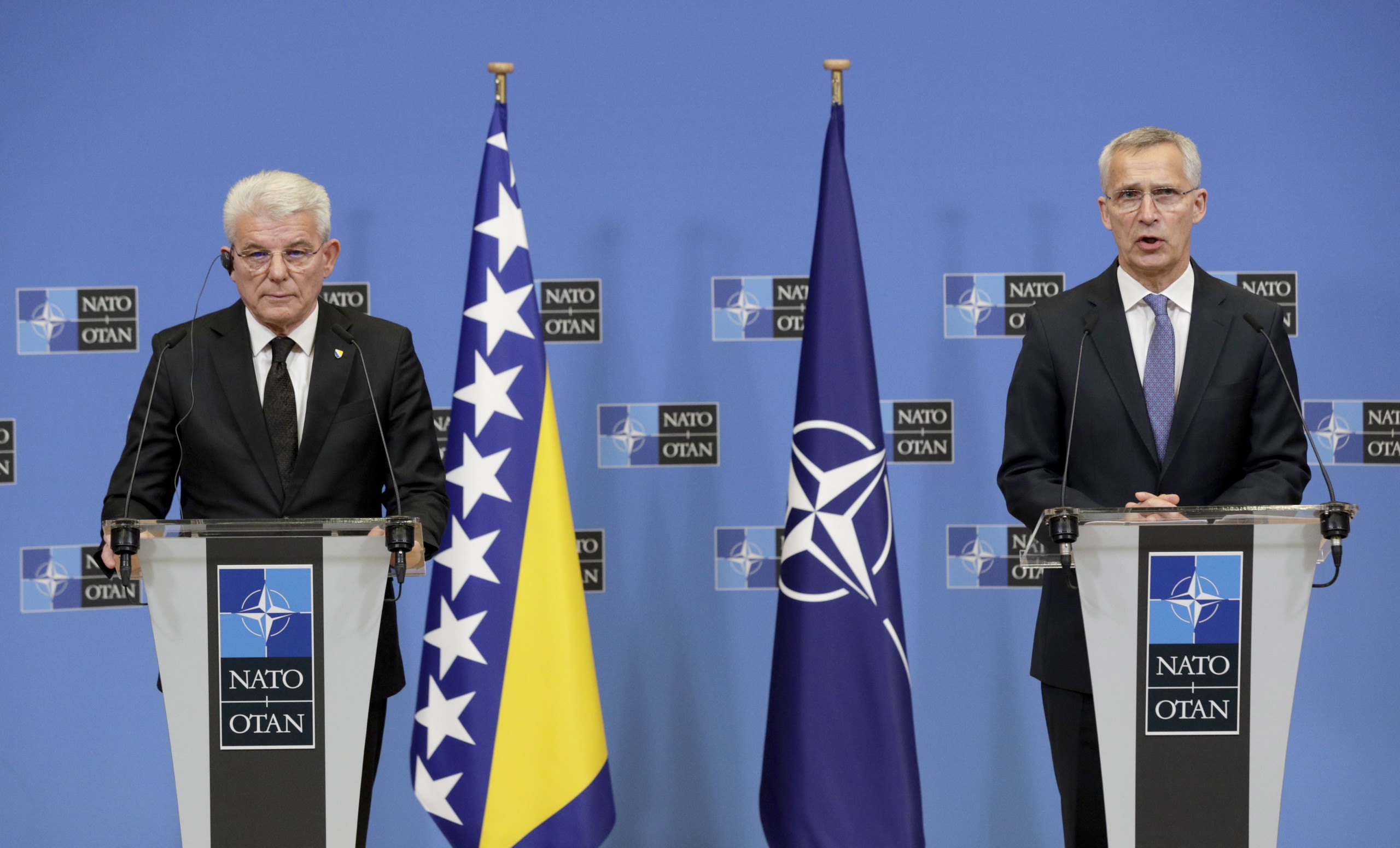 epa09974605 NATO Secretary General Jens Stoltenberg (R) and the Chair of the Presidency of Bosnia and Herzegovina (BiH) Sefik Dzaferovic (L) hold a joint press conference after their meeting at the Alliance headquarters in Brussels, Belgium, 25 May 2022.  EPA/OLIVIER HOSLET