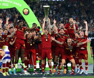epa09975892 Lorenzo Pellegrini (C) of Roma lifts the trophy as his teammates celebrate after winning the UEFA Europa Conference League final between AS Roma and Feyenoord Rotterdam at National Arena in Tirana, Albania, 25 May 2022.  EPA/Malton Dibra