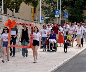 Zadar, 27.05.2022. - Povodom Svjetskog dana oboljelih od multiple skleroze, društvo oboljelih od multiple skleroze Zadarske županije danas je održalo 4. Zadarski MS đir, šetnju od Foruma do Pozdrava Suncu. Na Forumu su se okupili brojni prijatelji i podupiratelji udruge i osoba s multiplom sklerozom. foto HINA/ Zvonko KUCELIN/ ml