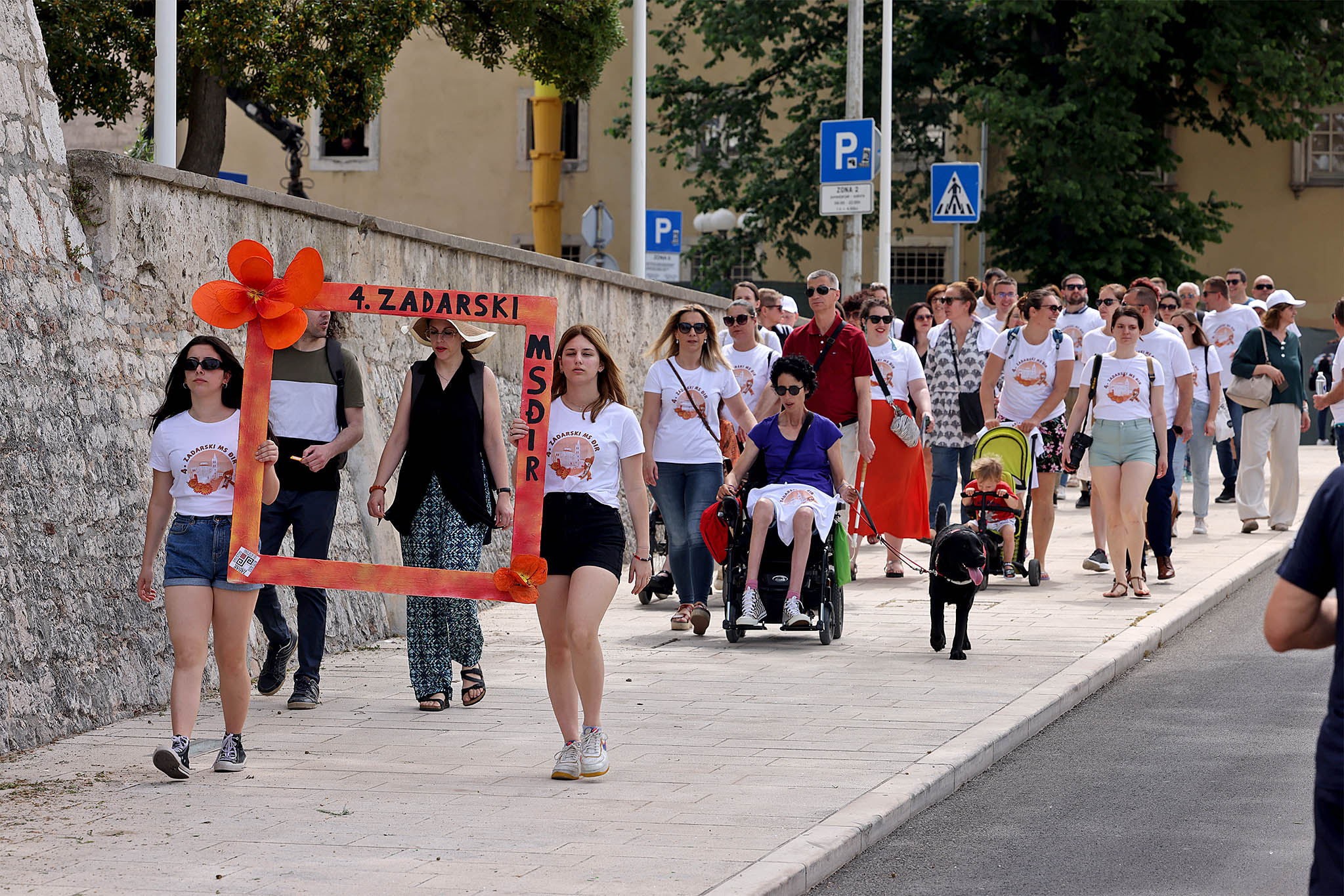 Zadar, 27.05.2022. - Povodom Svjetskog dana oboljelih od multiple skleroze, društvo oboljelih od multiple skleroze Zadarske županije danas je održalo 4. Zadarski MS đir, šetnju od Foruma do Pozdrava Suncu. Na Forumu su se okupili brojni prijatelji i podupiratelji udruge i osoba s multiplom sklerozom. foto HINA/ Zvonko KUCELIN/ ml