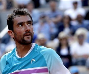 epa09982138 Marin Cilic of Croatia plays Gilles Simon of France in their men’s third round match during the French Open tennis tournament at Roland ​Garros in Paris, France, 28 May 2022.  EPA/CHRISTOPHE PETIT TESSON