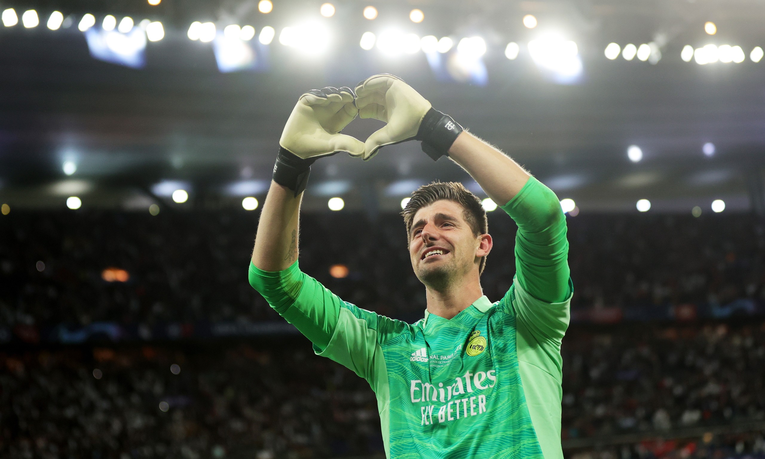 epa09983362 Real Madrid goalkeeper Thibaut Courtois celebrates after his team won the UEFA Champions League final between Liverpool FC and Real Madrid at Stade de France in Saint-Denis, near Paris, France, 28 May 2022.  EPA/FRIEDEMANN VOGEL