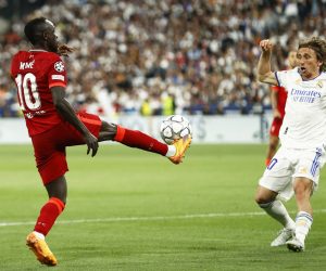 epa09983320 Luka Modric (R) of Real Madrid in action against Sadio Mane (L) of Liverpool during the UEFA Champions League final between Liverpool FC and Real Madrid at Stade de France in Saint-Denis, near Paris, France, 28 May 2022.  EPA/YOAN VALAT