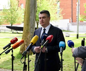 01.05.2021., Okucani - Povodom obiljezavanja  26. Vojno-redarstvene operacije "Bljesak", predsjednik Zoran Milanovic polozio vijenac na spomen-obiljezje "Kristalna kocka vedrine". rPhoto: Ivica Galovic/PIXSELL