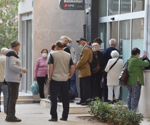 01.10.2020., Sibenik - Pocetkom mjeseca stvaraju se velike guzve ispred banaka zbog isplate mirovina.rPhoto: Hrvoje Jelavic/PIXSELL
