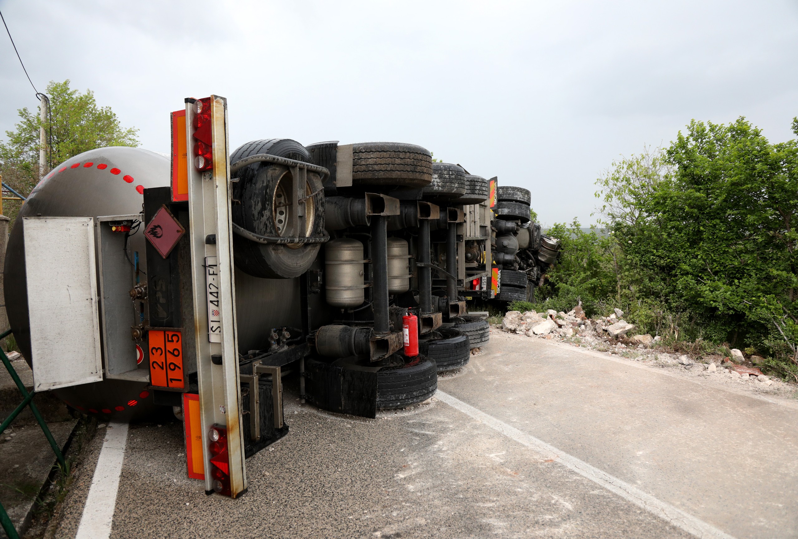 02.05.2022., Drnis - Vozac cisterne izgubio nadzor te se prevnuo na prometnici i udario u kapelicu. Photo: Dusko Jaramaz/PIXSELL