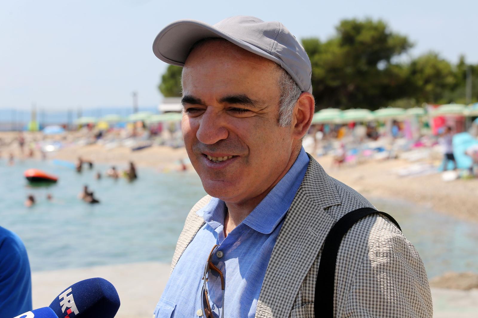 02.07.2019., Crikvenica - Otvorenje Sahovske plaze. PLazu su otvorili velemajstori Gari Kasparov, Maurice Ashley i gradonacelnik Damir Rukacina odigravsi simbolicne partije saha na velikom sahovskom polju, te ostavljanjem otisaka ruku u glini. rPhoto:Goran Kovacic/PIXSELL