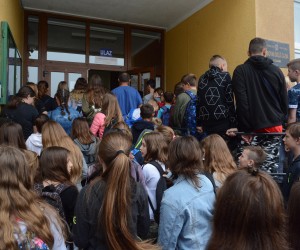 Čazma: Prvi dan škole od kojih su neki razredi ušli u eksperimentalni program 03.09.2018., Cazma, Osnovna skola - Prvi dan skole za mnoge ce Cazmance biti poseban. Naime, Osnovna skola Cazma, odnosno pojedini razredi usli su u obrazovni program po eksperimentalnom programu Ministarstva znanosti i obrazovanja 'Skola za zivot'. S druge pak strane biljezi se negativni trend manjeg upisa prvasica zbog iseljavanja stanovnistva. Naime, ove godine je upisano tek 69 djece u prvi razred, sto je za 26 prvasica manje nego lani ili gotovo 40 posto manje ucenika. Povodom prvog dana skole ucenike je obiso zupan Damir Bajs. rPhoto: Damir Spehar/PIXSELL