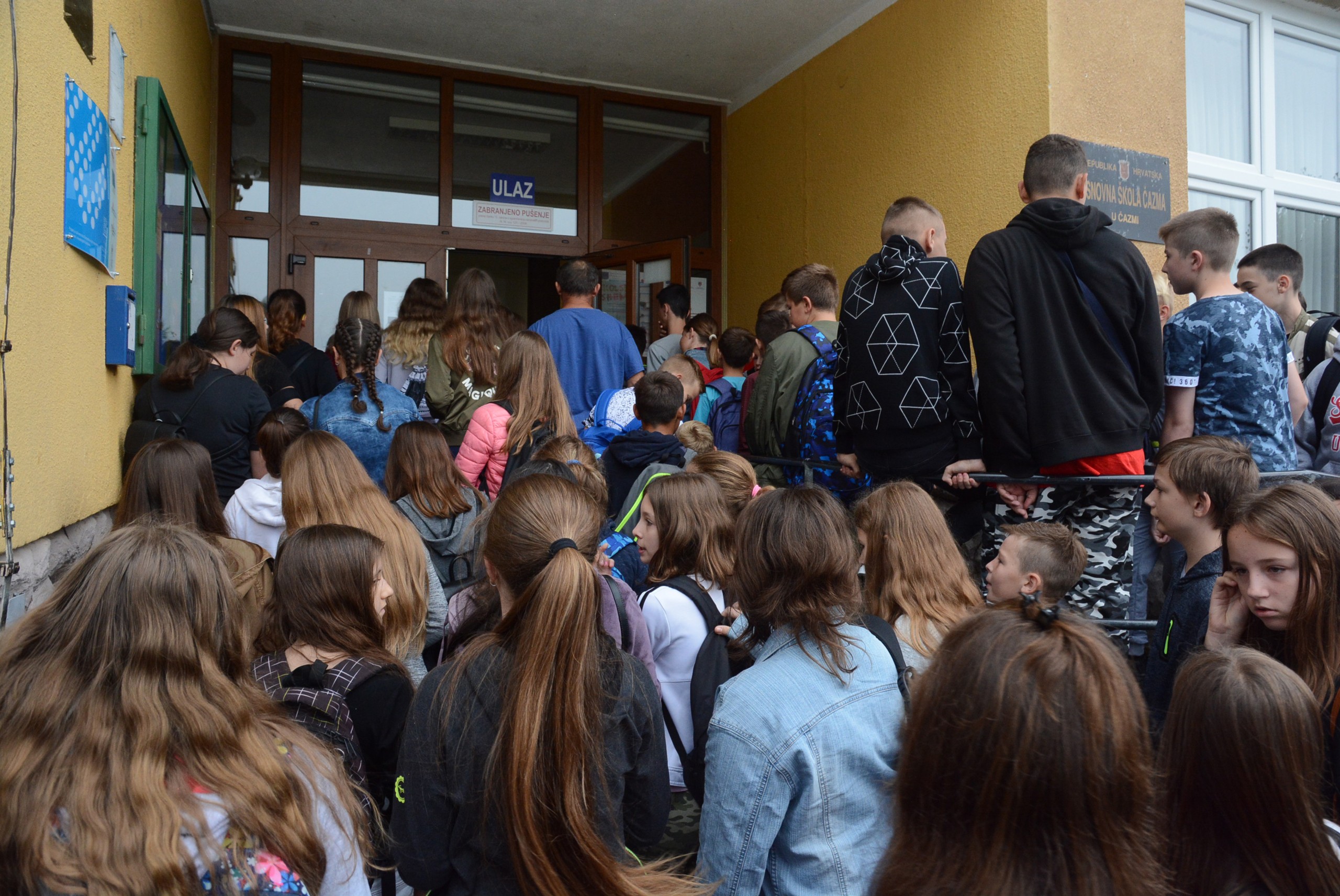 Čazma: Prvi dan škole od kojih su neki razredi ušli u eksperimentalni program 03.09.2018., Cazma, Osnovna skola - Prvi dan skole za mnoge ce Cazmance biti poseban. Naime, Osnovna skola Cazma, odnosno pojedini razredi usli su u obrazovni program po eksperimentalnom programu Ministarstva znanosti i obrazovanja 'Skola za zivot'. S druge pak strane biljezi se negativni trend manjeg upisa prvasica zbog iseljavanja stanovnistva. Naime, ove godine je upisano tek 69 djece u prvi razred, sto je za 26 prvasica manje nego lani ili gotovo 40 posto manje ucenika. Povodom prvog dana skole ucenike je obiso zupan Damir Bajs. rPhoto: Damir Spehar/PIXSELL