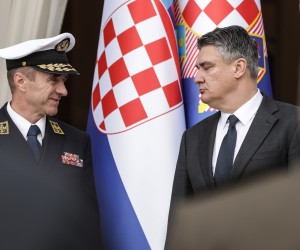 03.11.2021., Zagreb - U Uredu predsjednika na Pantovcaku uprilicen je prijam u prigodi urucenja cinova, casnickih bodeza i rjesenja o prijemu u djelatnu vojnu sluzbu i rasporeda na duznost za kadete 14. i 15. narastaja HV. Nacelnik Glavnog stozera OS RH Robert Hranj, predsjednik RH Zoran Milanovic Photo: Robert Anic/PIXSELL