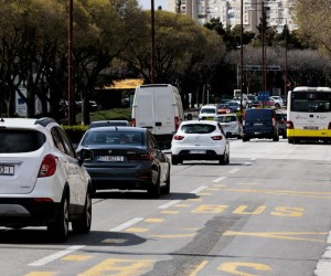 04.04.2022., Split - Od 1. travnja nema obveze paljenja svjetala na motornim vozilima danju, ali vozaci motocikala i mopeda duzni su dnevna svjetla imati upaljena cijelu godinu.  Photo: Miroslav Lelas/PIXSELL