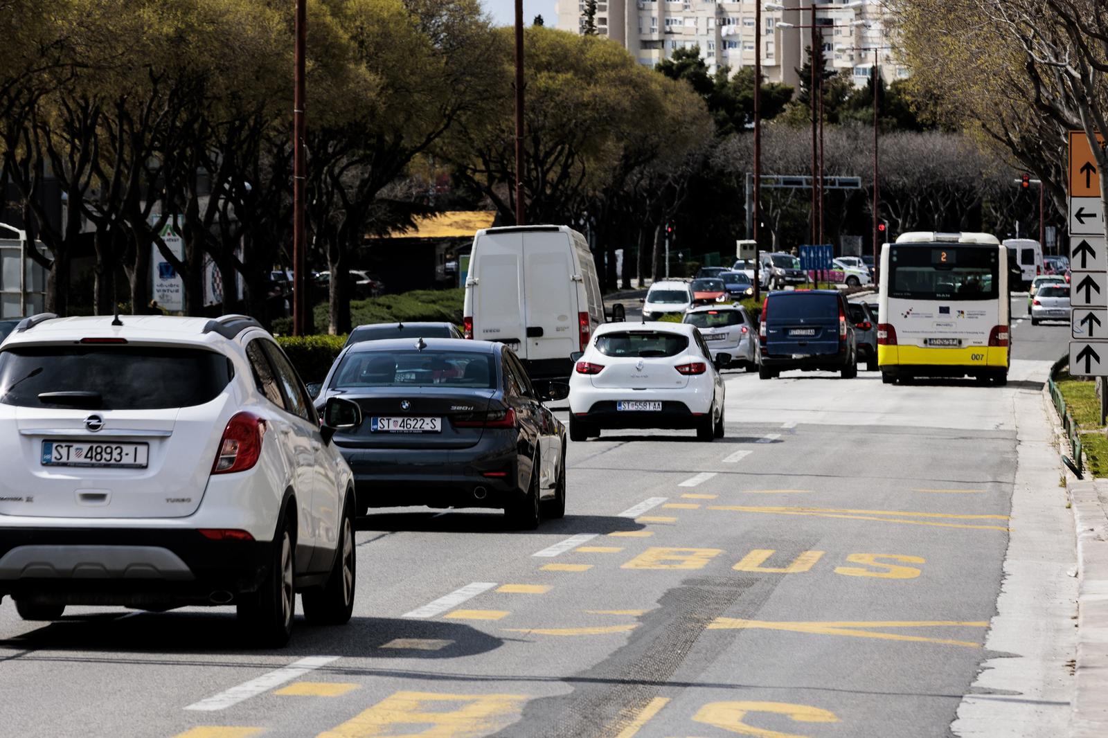 04.04.2022., Split - Od 1. travnja nema obveze paljenja svjetala na motornim vozilima danju, ali vozaci motocikala i mopeda duzni su dnevna svjetla imati upaljena cijelu godinu.  Photo: Miroslav Lelas/PIXSELL