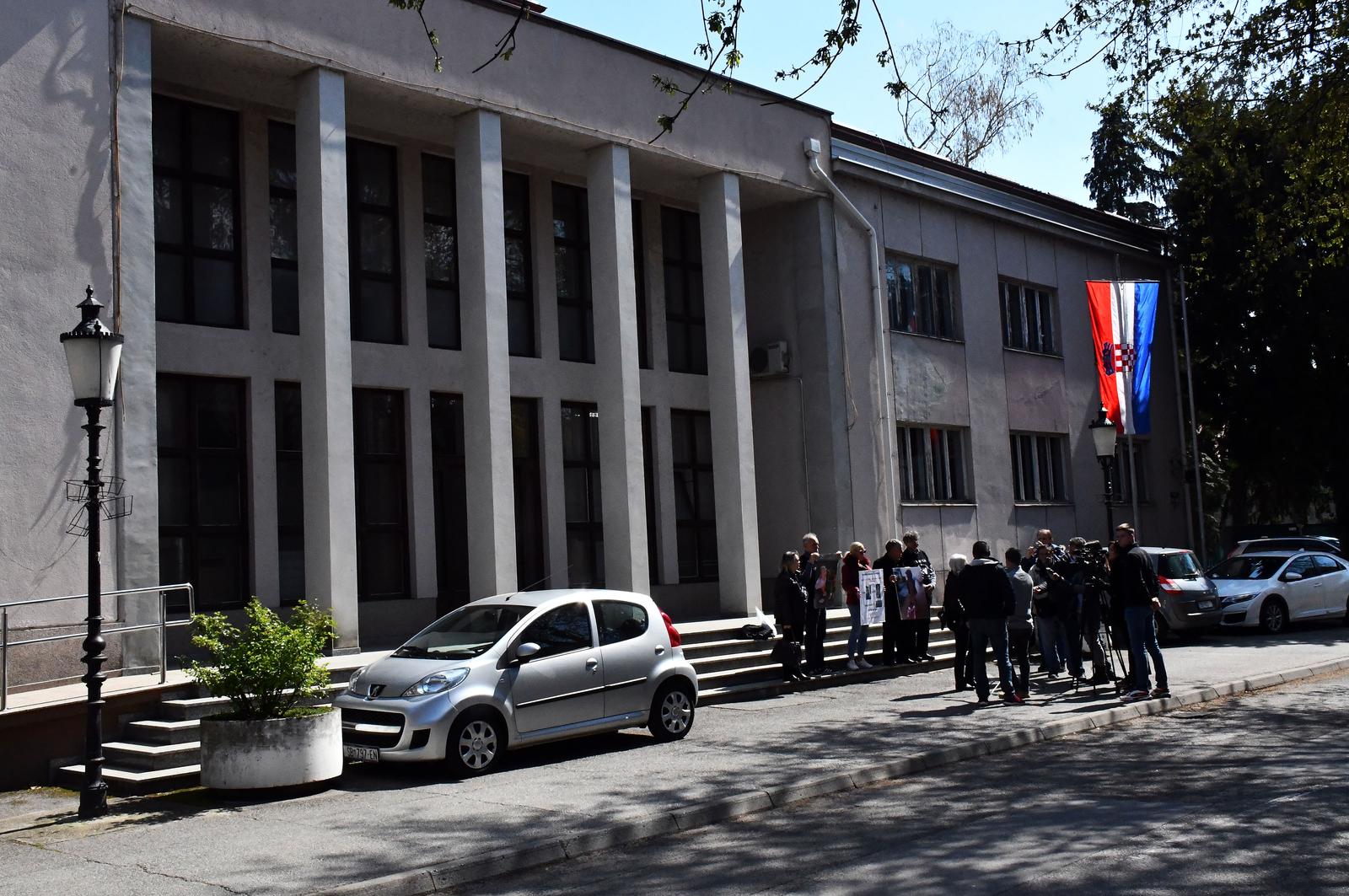 04.04.2022., Slavonski Brod - Prosvjed aktivista Udruge Veronika Vera ispred Zupanijskog suda koji traze pravdu za ubijenu djevojcicu Nikoll Dedic. Photo: Ivica Galovic/PIXSELL