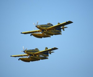 04.08.2015., Zagreb - Povodom obiljezavanja Dana domovinske zahvalnosti, Dana hrvatskih branitelja i 20. obljetnice vojno-redarstvene operacije Oluja odrzan je svecani mimohod kroz Ulicu grada Vukovara, od Avenije Marina Drzica do Savske ulice. Na mimohodu su sudjelovali pripadnici Oruzanih snaga RH-a, MUP-a, operativnih snaga civilnih struktura, branitelji i povijesne postrojbe, mehanizirana sastavnica s borbenim i neborbenim vozilima, a zrakom su proletjeli zrakoplovi Hrvatskog ratnog zrakoplovstva i protuzracne obrane. Prelet zrakoplovnog postroja. Protupozarni zracni traktori. Tri aviona hrvatskog ratnog zrakoplovstva i protuzracne obrane Fireboss At 802 predvodio je satnik Danijel Kos.r"nPhoto: Igor Kralj/PIXSELL
