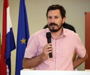 Split: Potpisani ugovori potpore iz programa razvoja malog i srednjeg poduzetništva  05.07.2018., Split - U prostorijama Zupanije potpisani su ugovori s 93 korisnika potpore iz programa razvoja malog i srednjeg poduzetnistva. Mate Prlic urednik Dalmatinskog portala potpisao ugovor kao mali poduzetnik i svim prisutnim poduzetnicima omogucio reklamu na Dalmatinskom portalu u vrijednosti od 2000 kn. Photo: Miranda Cikotic/PIXSELL