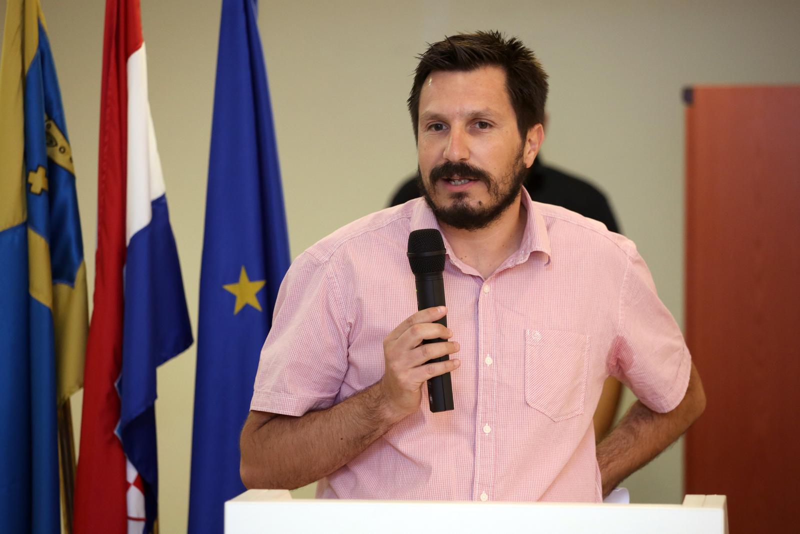 Split: Potpisani ugovori potpore iz programa razvoja malog i srednjeg poduzetništva  05.07.2018., Split - U prostorijama Zupanije potpisani su ugovori s 93 korisnika potpore iz programa razvoja malog i srednjeg poduzetnistva. Mate Prlic urednik Dalmatinskog portala potpisao ugovor kao mali poduzetnik i svim prisutnim poduzetnicima omogucio reklamu na Dalmatinskom portalu u vrijednosti od 2000 kn. Photo: Miranda Cikotic/PIXSELL
