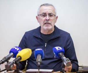 5.10.2020., Rijeka -  Sindikat zaposlenika u hrvatskom skolstvu - Preporod odrzao je  konferenciju za medije na temu "Radno-pravni status prosvjetnih radnika u izolaciji i oboljelih od Covida-19". O posljedicama nastave prema A, B, i C modelu na status ucitelja, smanjenju placa, cijepljenju protiv gripe. Predsjednik sindikata Zeljko Stipic Photo:Nel Pavletic/PIXSELL